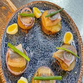 Слабосолене філе оселедця з теплою картоплею та цибулею