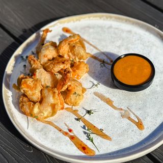 Креветки в темпурі с соусом Том Ям