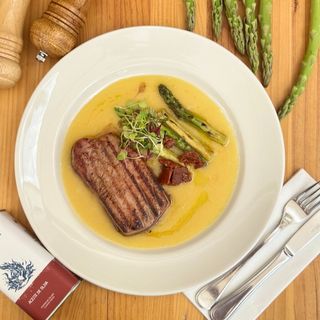 Filete de atun ''Bluefin'' con asparragos y salsa citrica