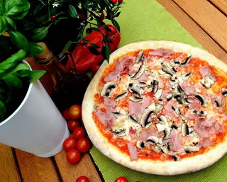 Pizza prosciutto e funghi