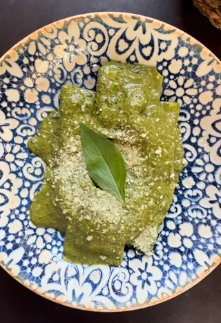 Raviolis rellenos de queso ricotta con salsa de pesto genovés