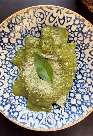 Raviolis rellenos de queso ricotta con salsa de pesto genovés