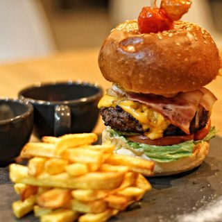 Burger Cook`Art + cartofi prăjiți + Cola CADOU