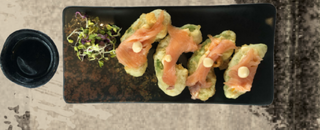 Авокадо в хрупкава темпура с   пушена сьомга и портокалова майонеза