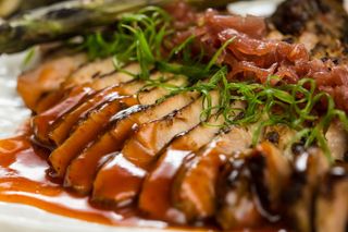 Filetto di maialino servito con salsa di fichi, cipolla caramellata