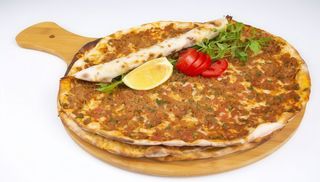 131 Pizza Turca con ensalada