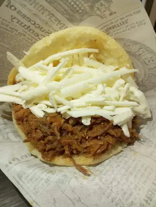 Arepa Mechada Blanco