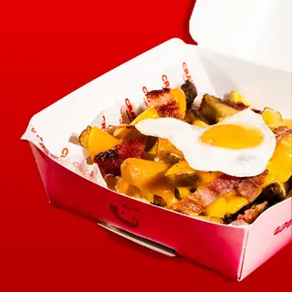 Batatas Fritas com Cheddar, Bacon e Ovo Codorniz