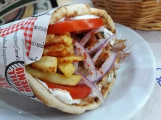Pita Greek con patatas dentro (Ternera, Pollo o Mixto)