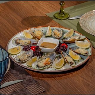 მიდიები ღვინის სოუსში პარმეზანით