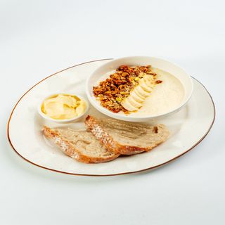 Каша рисовая с гранолой и бананом 