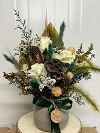 Cerâmica com flores preservadas (tons de branco/verde)