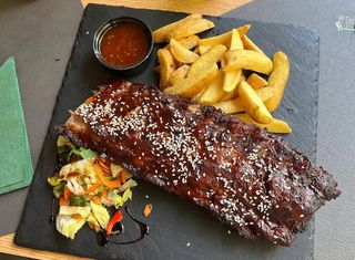 Coaste de porc cu sos bbq