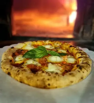 Pizza con cornicione ripieno