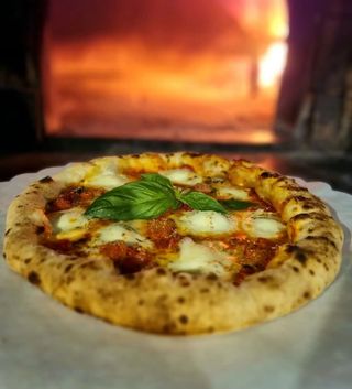 Pizza con cornicione ripieno