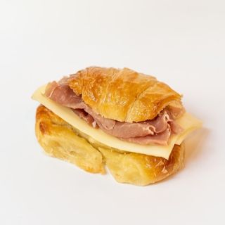 Medialuna con Jamón Serrano y Queso