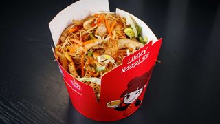 Noodles de orez cu pui portie mare