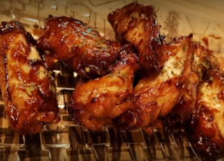 Alitas De Pollo Maceradas Con Soja Y Miel.