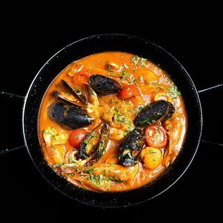 Tigaie picantă cu fructe de mare