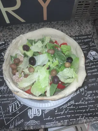 Insalatone miste in coppa di pane 