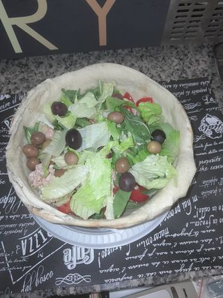 Insalatone miste in coppa di pane 