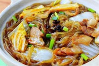 56 Жареные фунчоза с мясом 白菜粉条肉