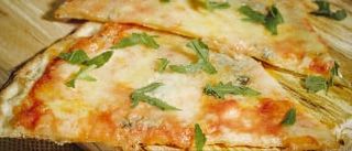 Pizza piatto pizzaiolo