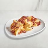 Patatas bravas con virutas de jamón