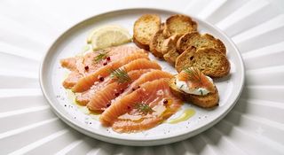 Salmón Ahumado Con Crostinis