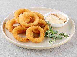 Цибулеві кільця з часниковим соусом