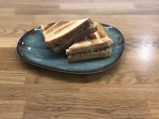 Sándwich De Chorizo Ibérico Con Rulo De Cabra Y Cebolla Caramelizada