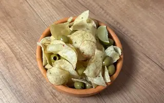 Chipsy z oliwkami i limonką