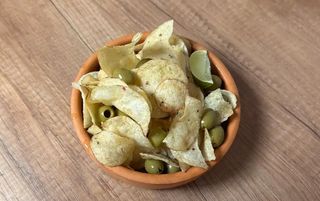 Chipsy z oliwkami i limonką