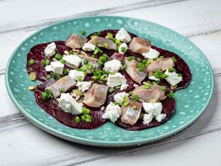 Запечений буряк з оселедцем та сиром Фета (165/50g)