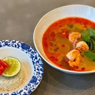 Том-ям з тигровими креветками