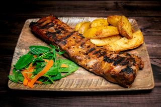 Coastă marinată la grătar cu cartofi prajiti
