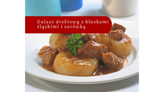 Gulasz drobiowy z kluskami śląskimi i surówką