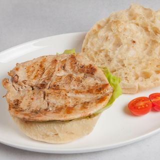 Pileći file u somunu