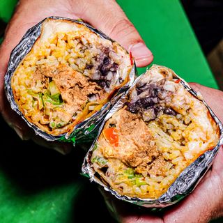 BURRITO DE BIRRIA DE POLLO DC