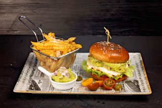 Burger cu avocado și halloumi