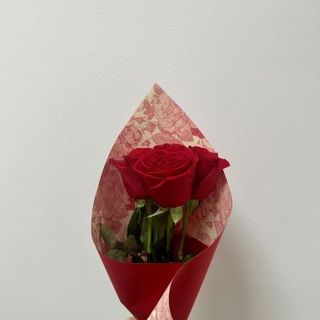 3 ruže u ukrasnom papiru