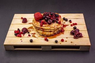 Američke palačinke sa puterom, javorovim sirupom i voćnim miksom