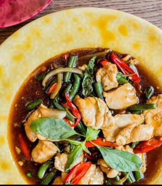 Kurczak z woka z tajską bazylią