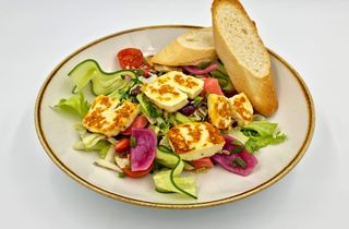 Sałatka z grillowanym halloumi z sosem vinegrette