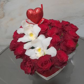 Aranjament inima din trandafiri