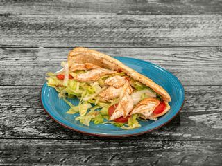 Panino con hamburger di manzo 100 gr + lattuga, pomodoro e salsa