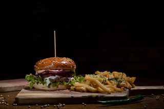 Beef burger cu cartofi prăjiți