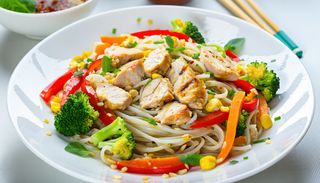 82. Оризови спагети с пиле и зеленчуци