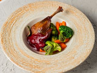 Качина ніжка конфі з овочами (350g)