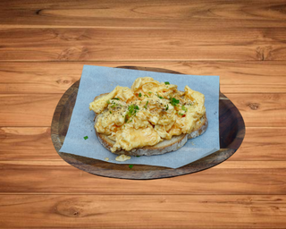 Huevos frito o huevo revuelto y pan tostado 